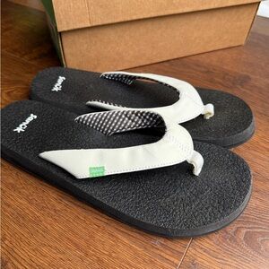 Sanuk Women’s Yoga Mat Sandals: Black and White Flip Flops